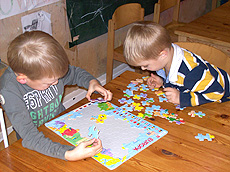 Kinder beim Puzzlen